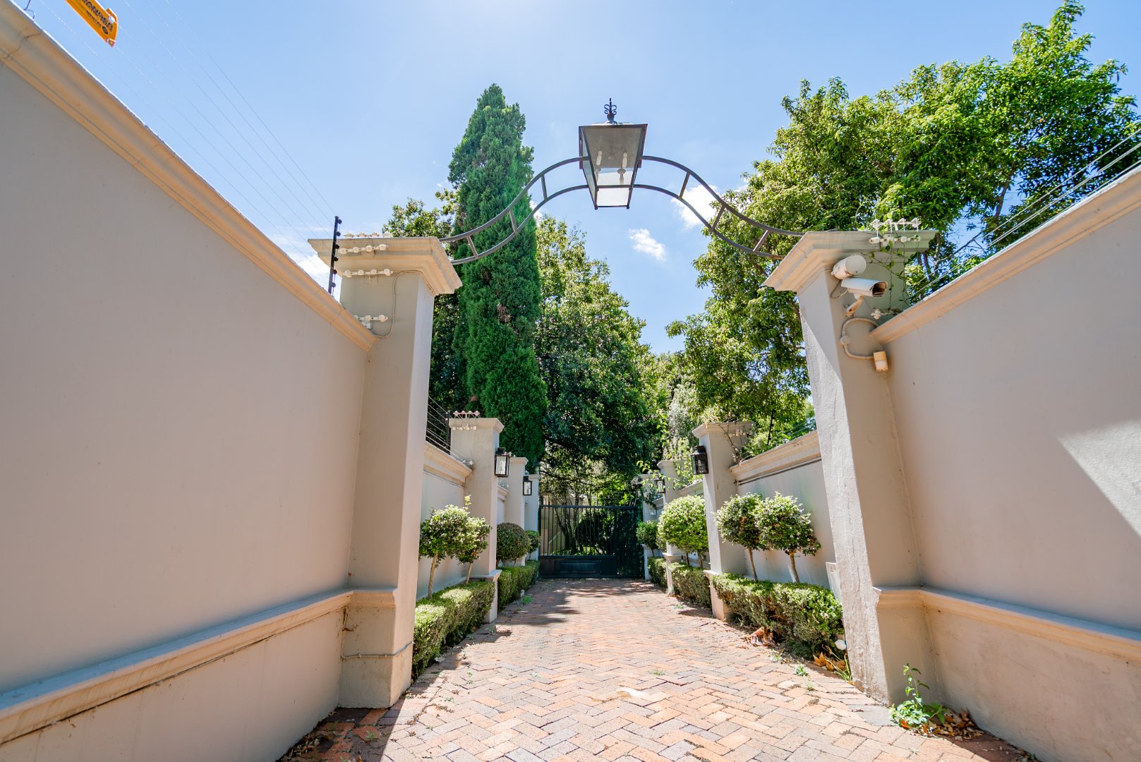Grand Inanda Residence with Exceptional Bones – 1,003m² Under Roof on 1,859m² Stand