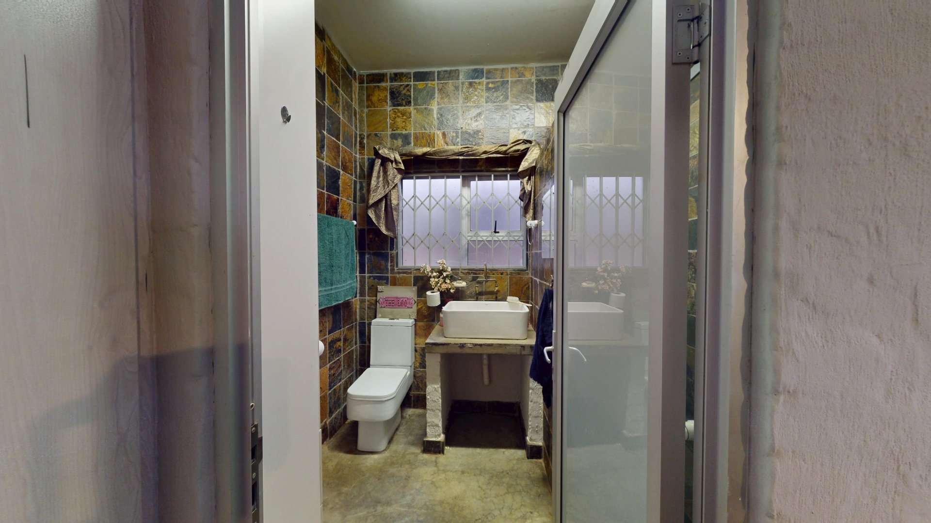 BATHROOM IN FLAT
