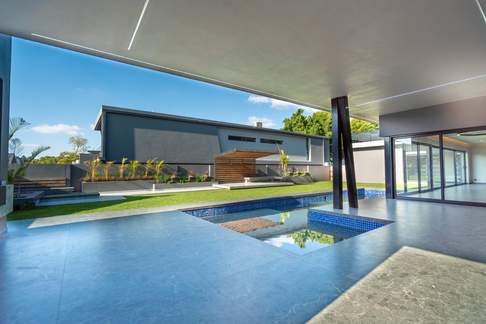 Choose Your Finishes: 670 m² Villa Behind a Double Boom in Sandhurst