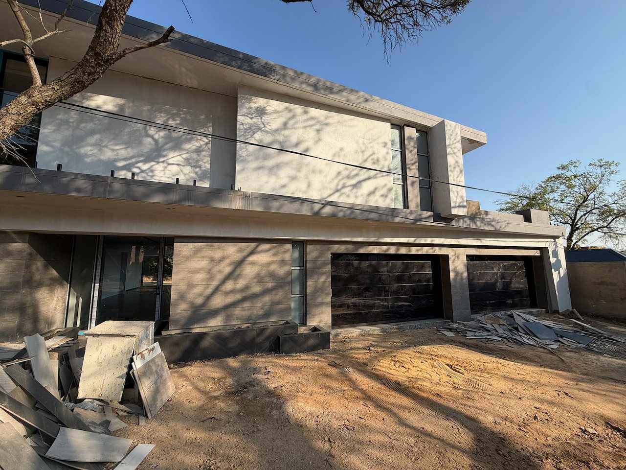 Move In for Christmas: 760 m² Villa Behind a Double Boom in Sandhurst