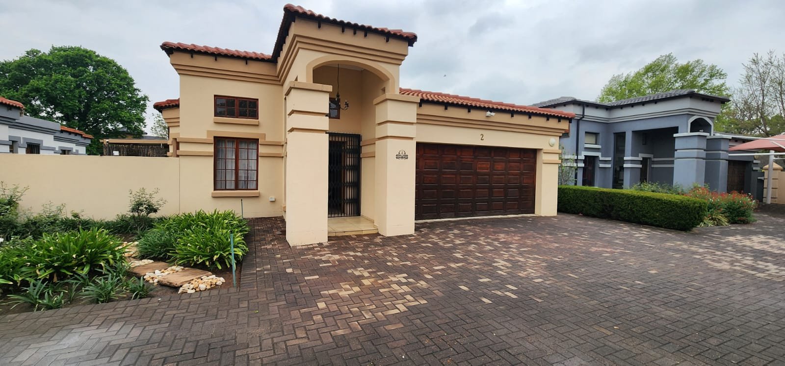 FANTASTIC TUSCAN  STYLE TOWNHOUSE  BUILT FOR COMFORT AND LUXURY 