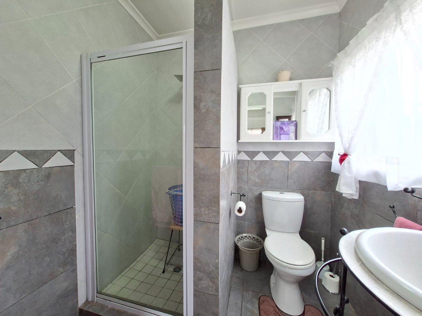 EN SUITE ON BEDROOM 4