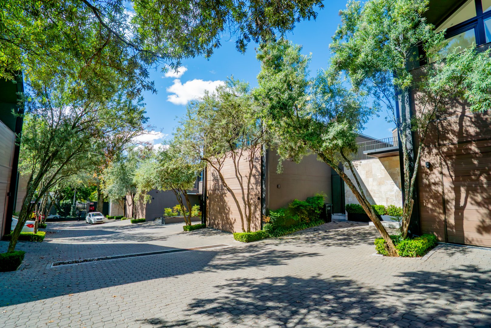 Ultra-Luxury 3 Bed Duplex Villa in Hyde Park | Pool, Staff Suite & Backup Power