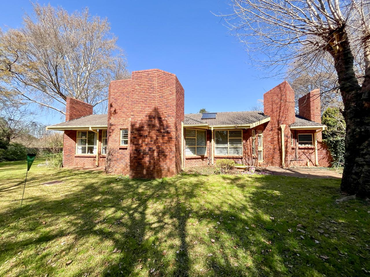 Spacious Country Style Family living in the Heart of Henley