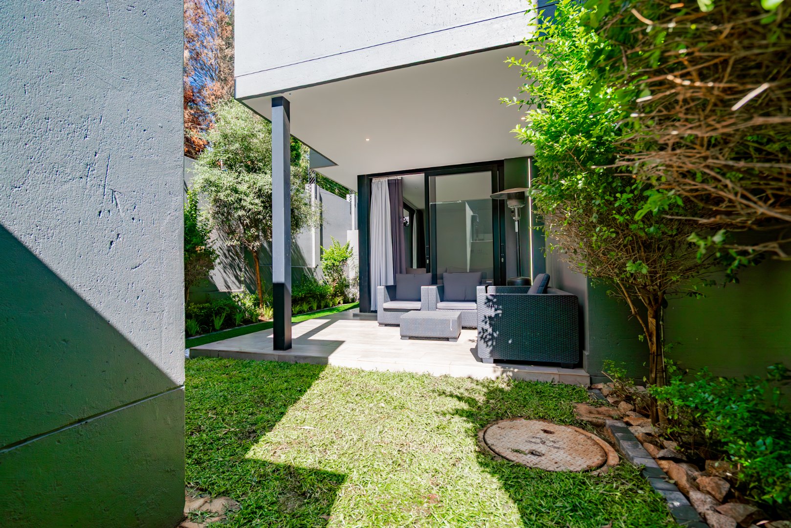 Modern 3 Bed Hyde Park Townhouse with Solar, PJ Lounge & Double Garage