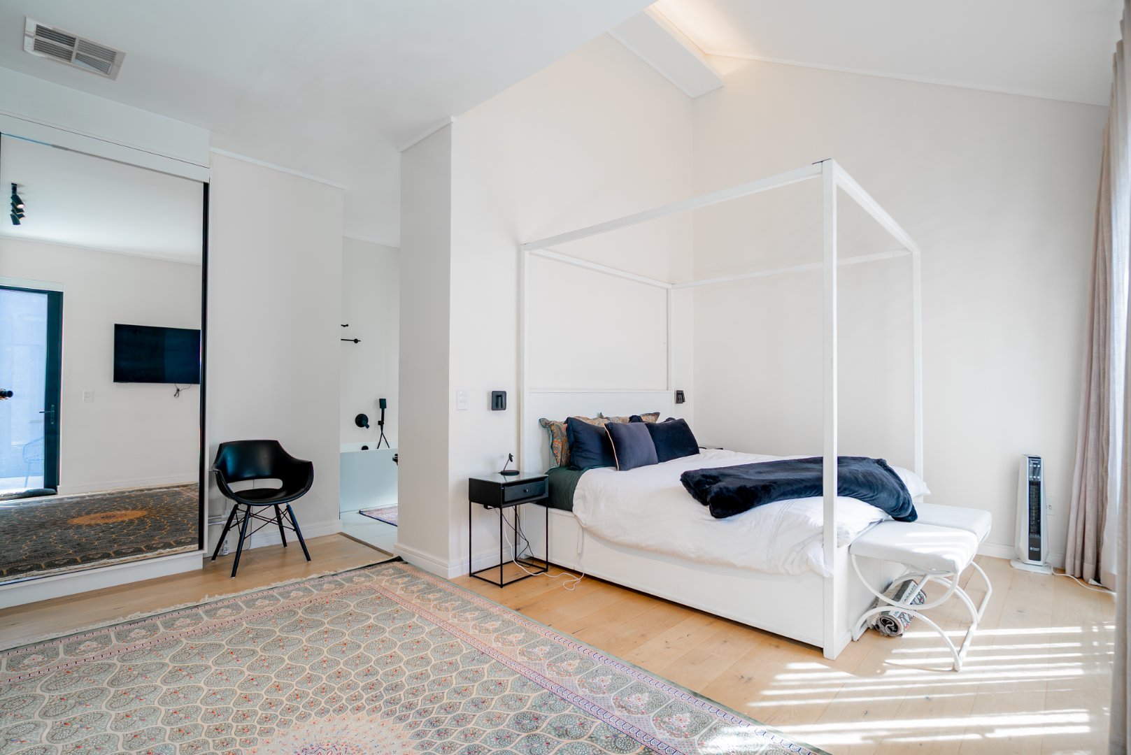 Ultra-Luxury 3 Bed Duplex Villa in Hyde Park | Pool, Staff Suite & Backup Power