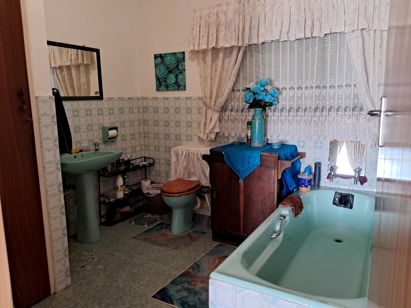 BATHROOM 1 IN MAIN HOUSE