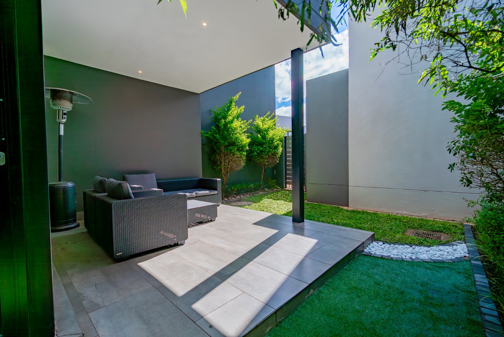 Modern 3 Bed Hyde Park Townhouse with Solar, PJ Lounge & Double Garage