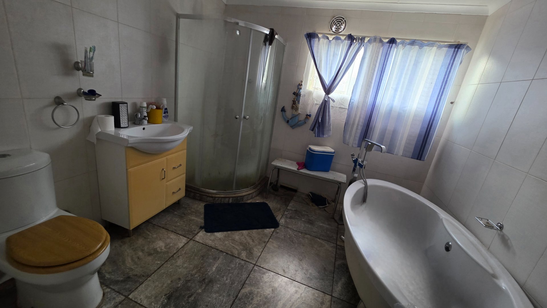 EN SUITE BATHROOM IN MAIN DWELLING