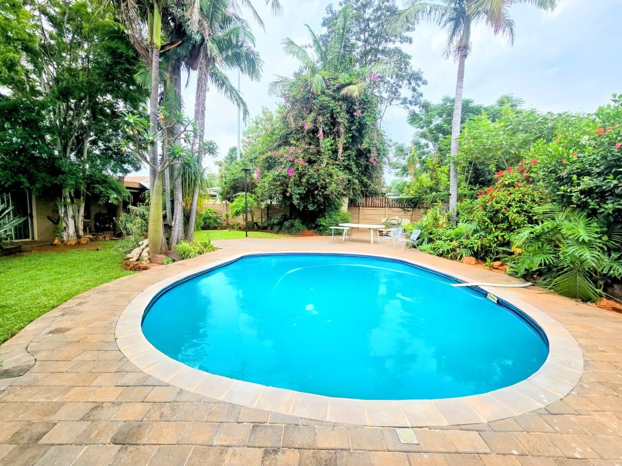 Spacious 3 – bedroom Family Home with Income – Generating Flat, swimming pool and beautiful garden.
