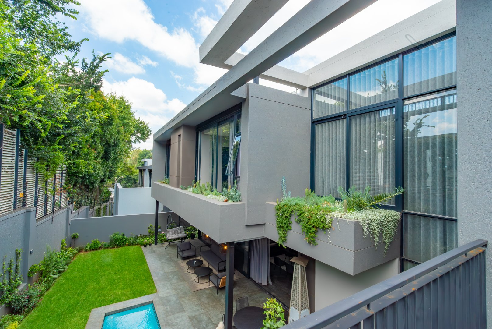 Luxury Cluster Living in an Elite Boomed Enclosure