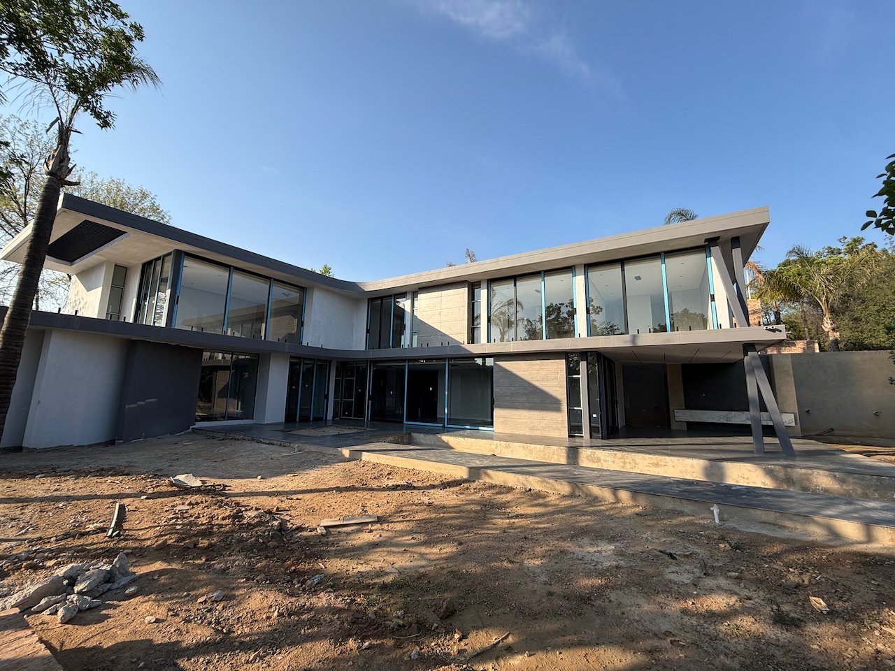 Move In for Christmas: 760 m² Villa Behind a Double Boom in Sandhurst