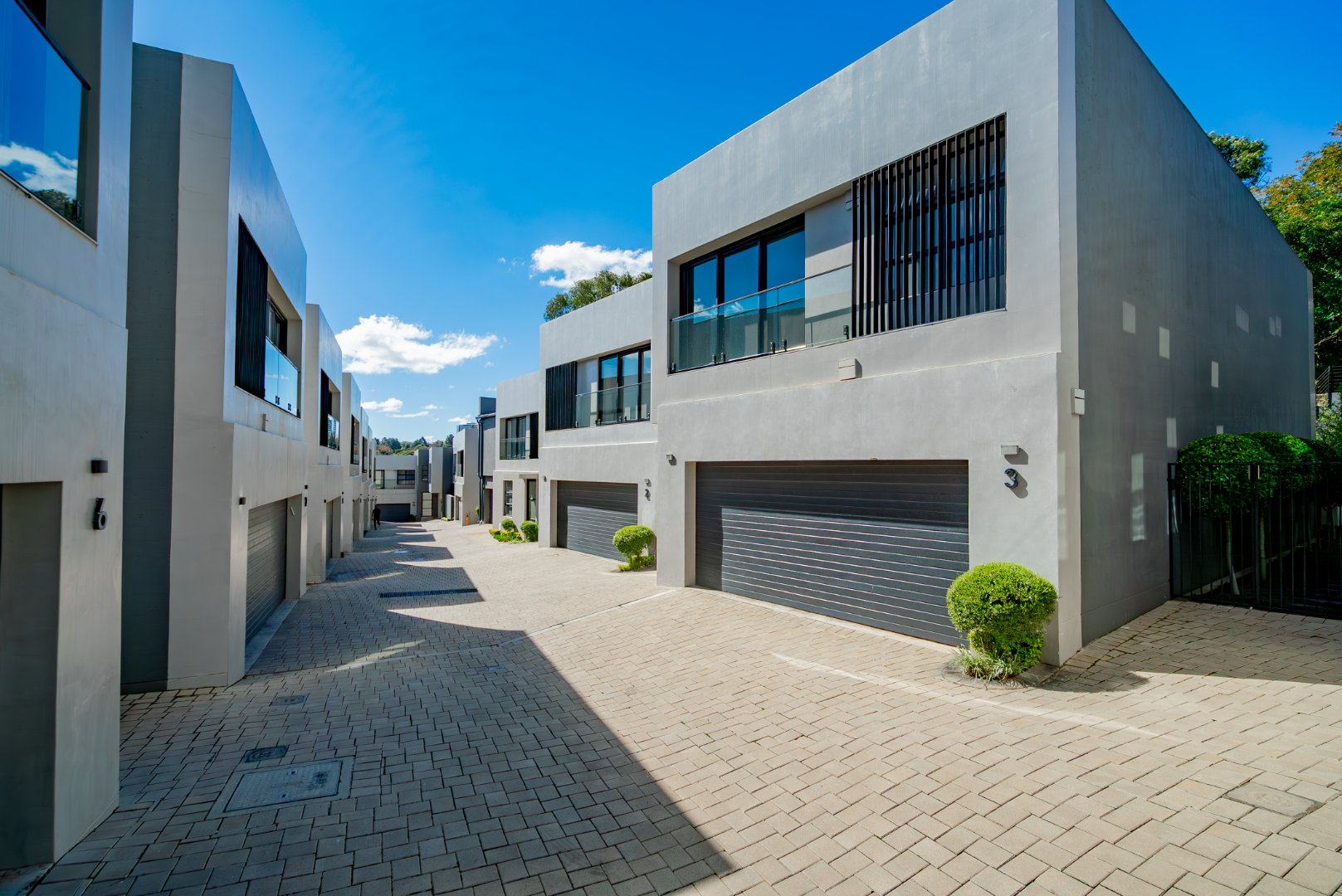 Modern 3 Bed Hyde Park Townhouse with Solar, PJ Lounge & Double Garage