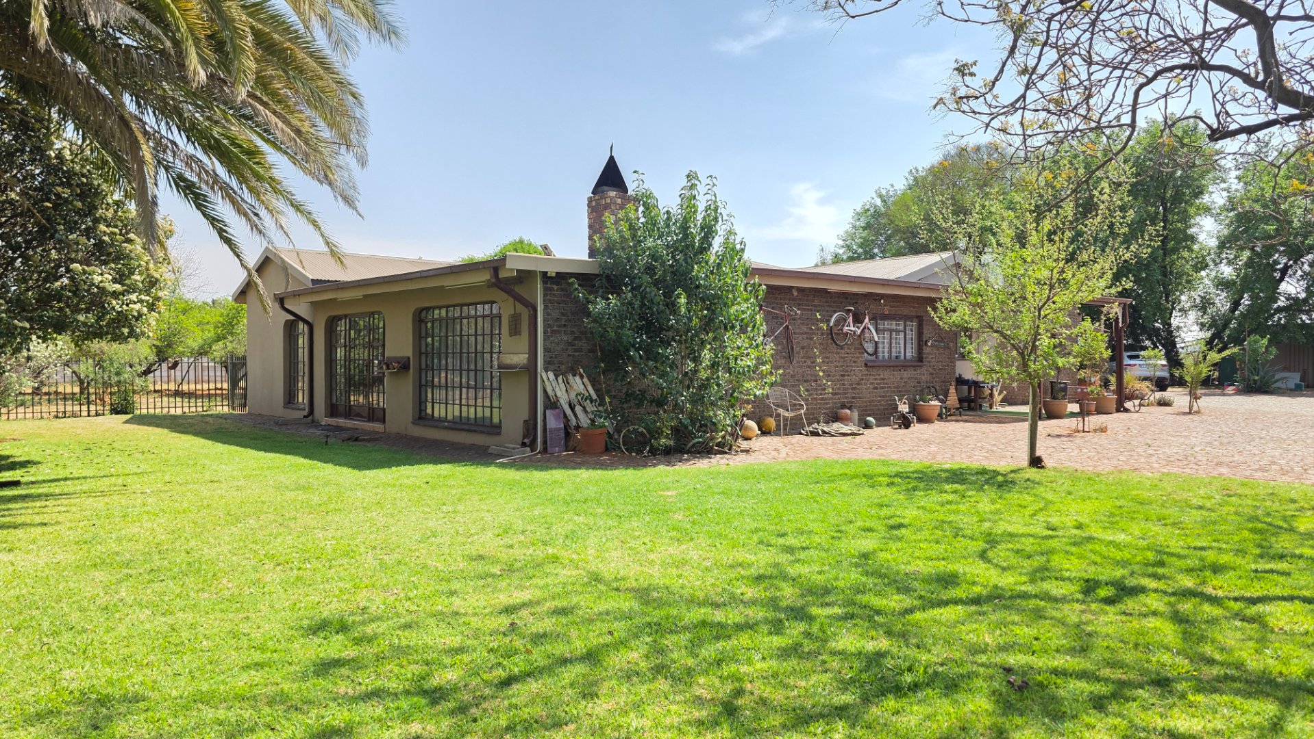 AN MULTIPLE OPTION WITH A MAIN DWELLING AND A FLAT