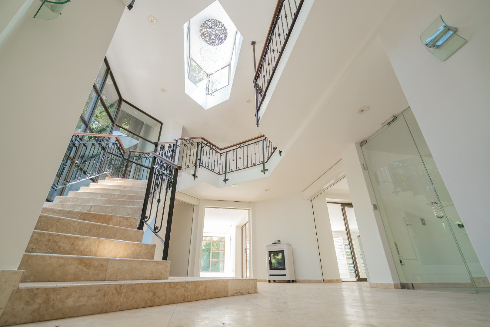 Grand Inanda Residence with Exceptional Bones – 1,003m² Under Roof on 1,859m² Stand