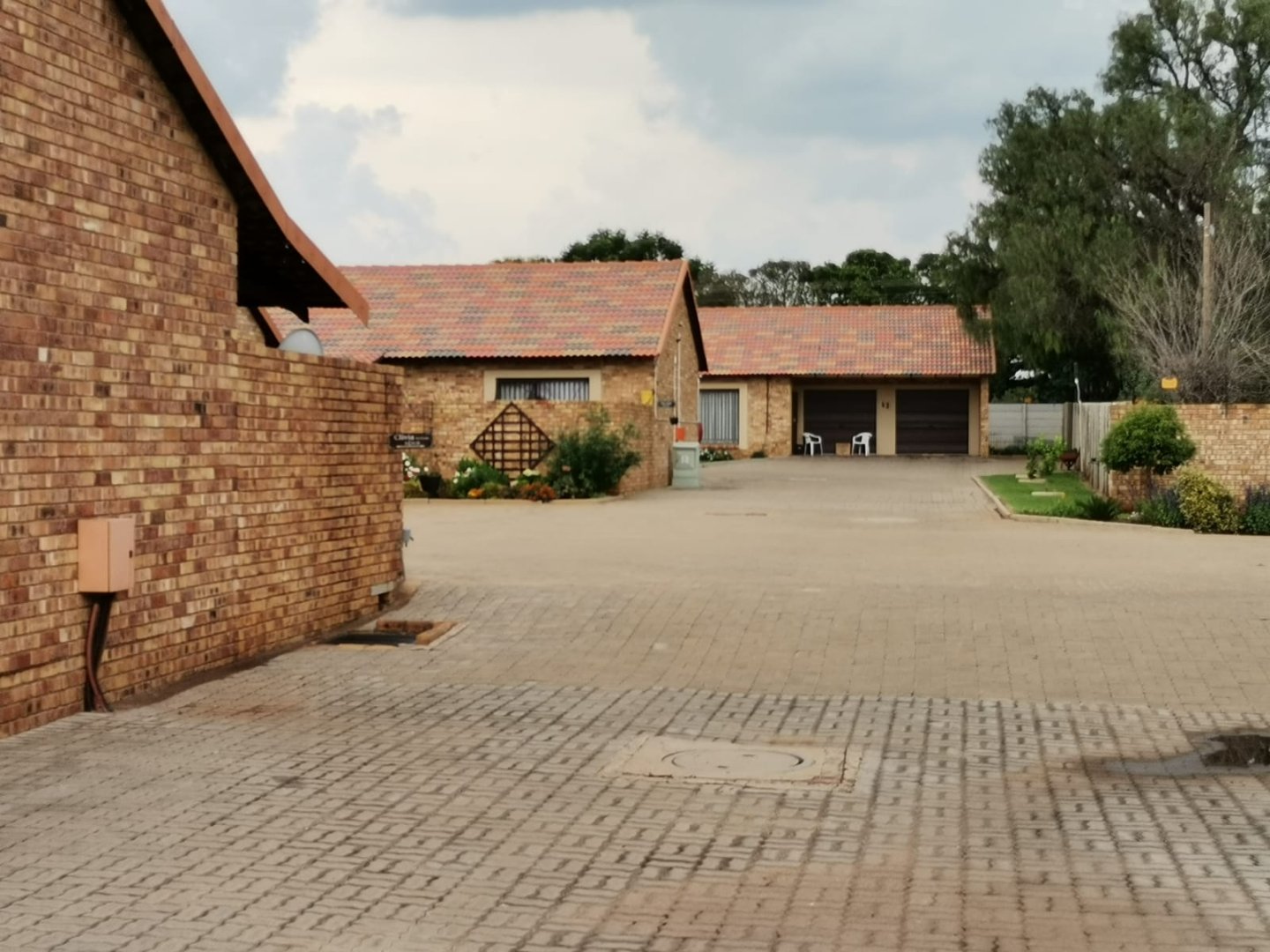 SAFE ,SECURE AND AFFORDABLE LIVING IN A TWO BEDROOM ,ONE BATHROOM RETIREMENT VILLAGE ,C;OSE TO TOWN