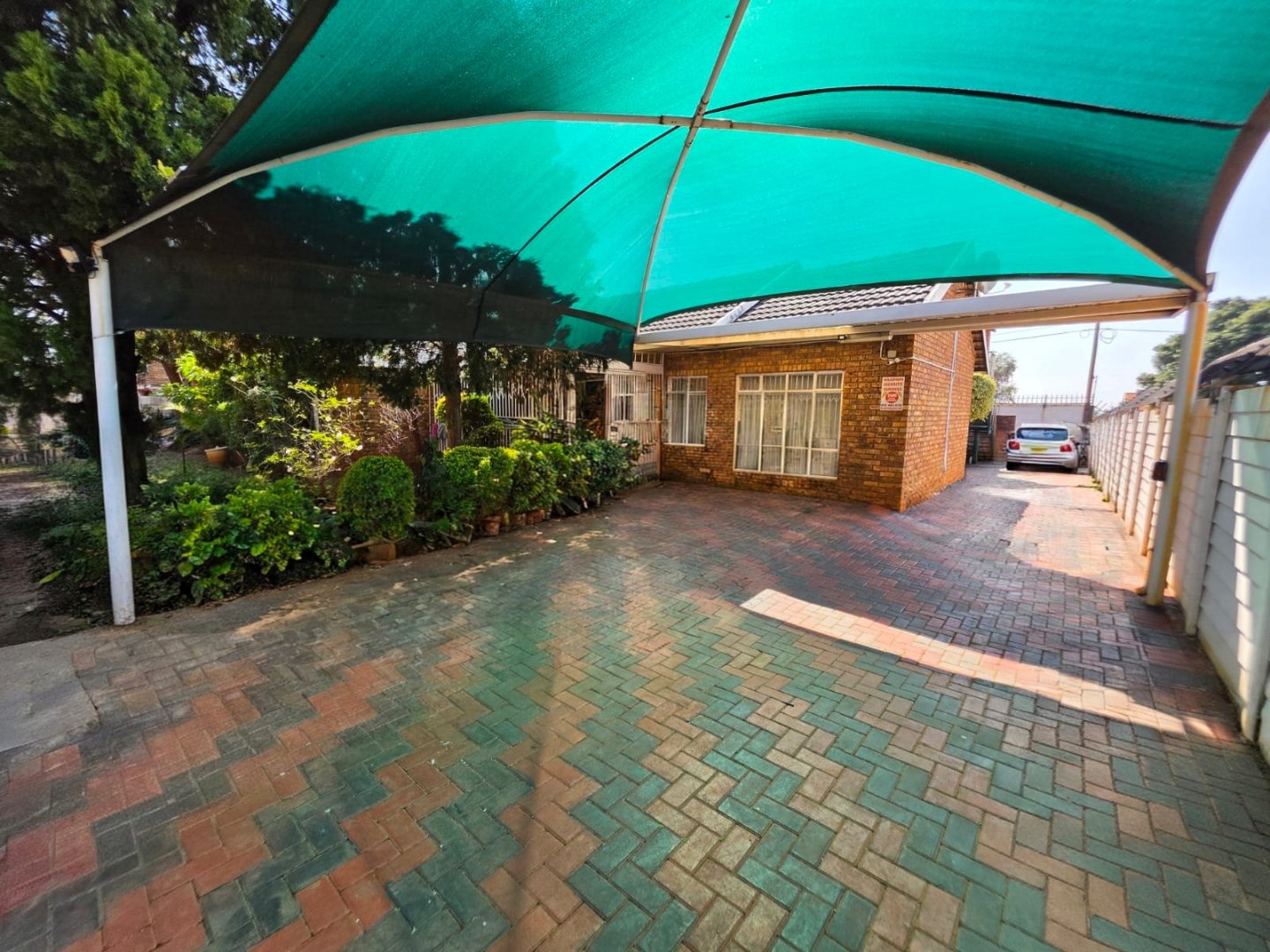 FIXER-UPPER WITH EXCELLENT INCOME POTENTIAL – MULTIPLE DWELLINGS & STAFF ACCOMMODATION