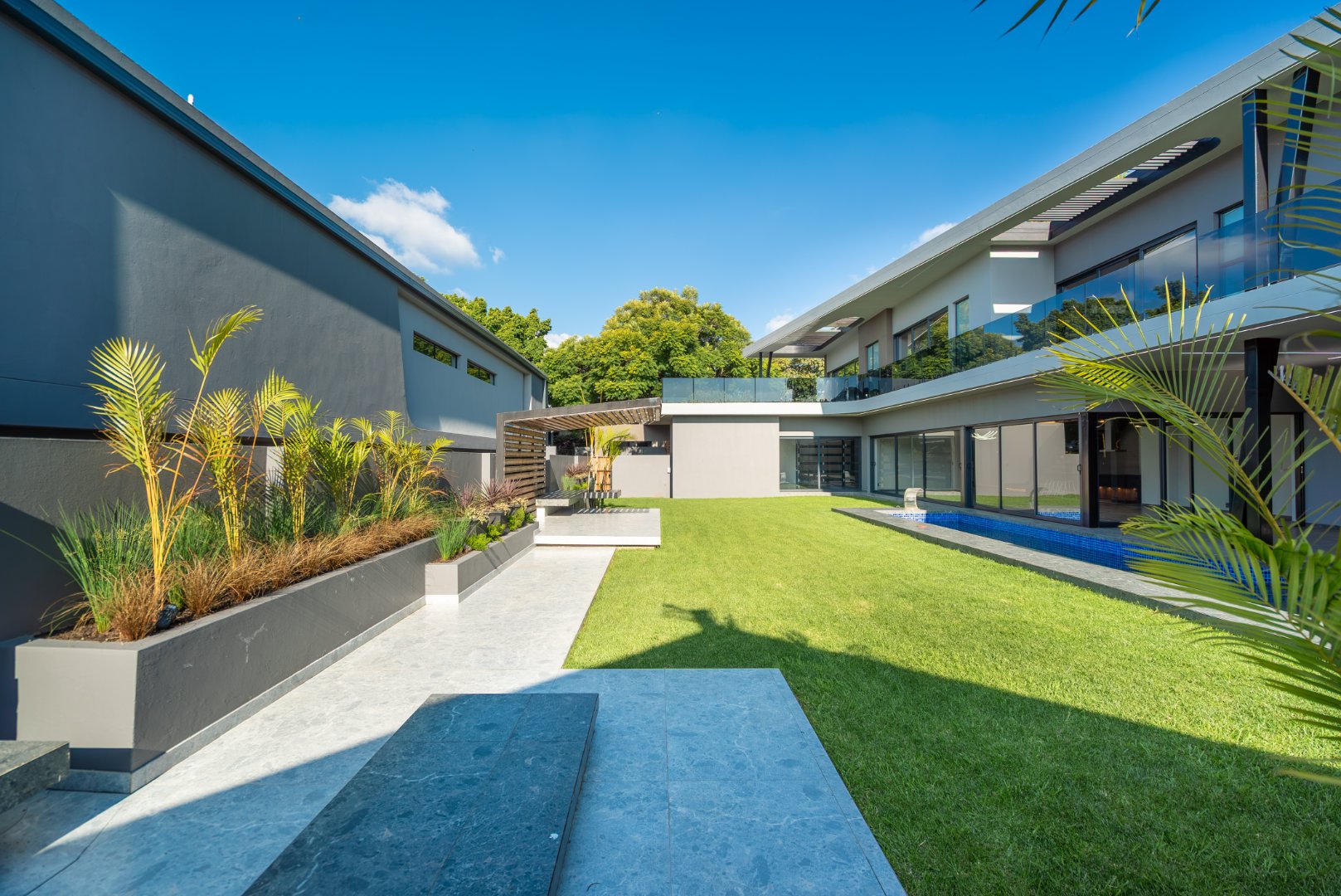 Ultra Exclusive Hyde Park Cluster Living Move In Ready Luxury Residence