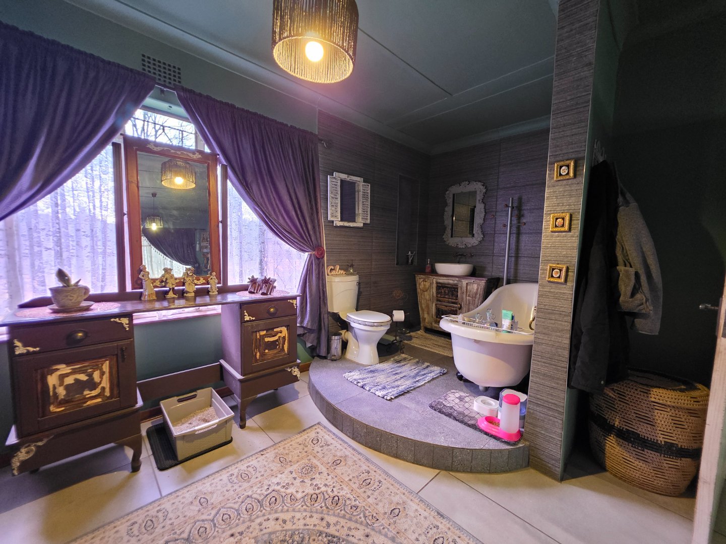 BATHROOM IN MAIN BEDROOM