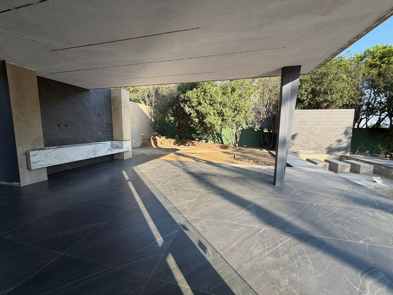 Move In for Christmas: 760 m² Villa Behind a Double Boom in Sandhurst
