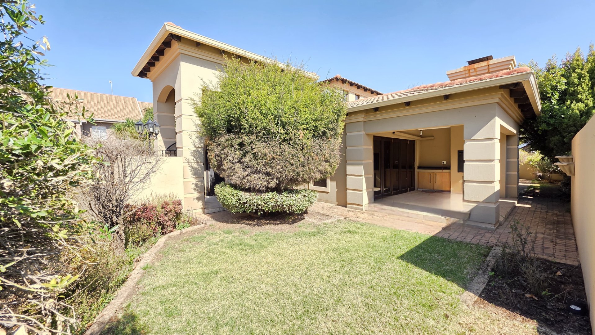 Elegant Modern Townhouse in Prime Location
