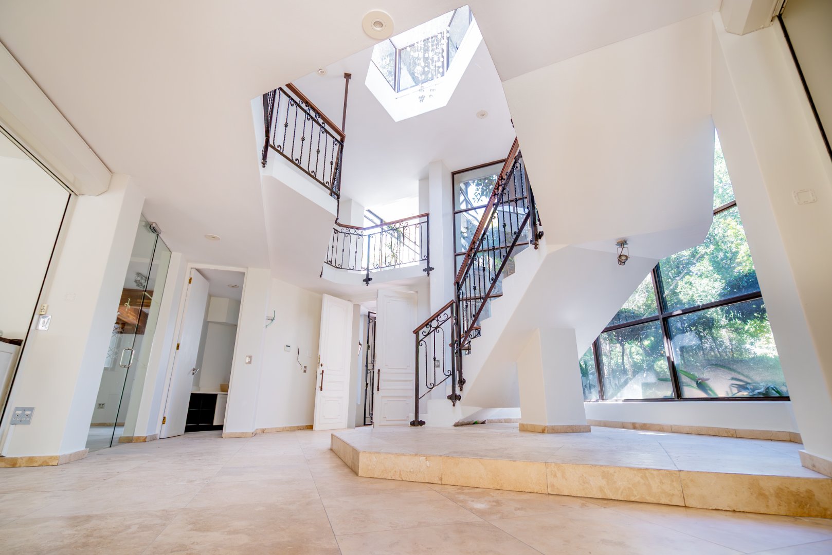 Grand Inanda Residence with Exceptional Bones – 1,003m² Under Roof on 1,859m² Stand