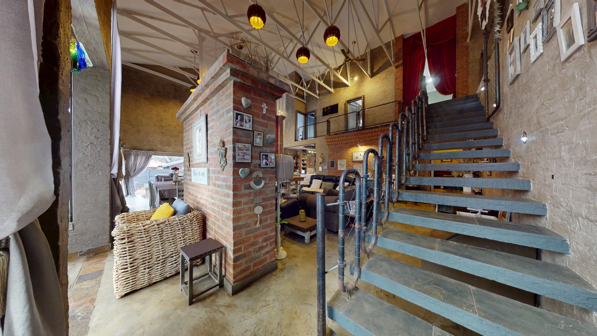 STAIRCASE TO TOP FLOOR