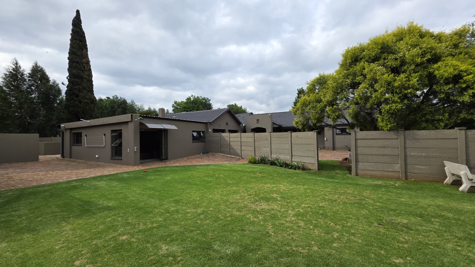 FLAT  WITH SEPERATE ENTRANCE