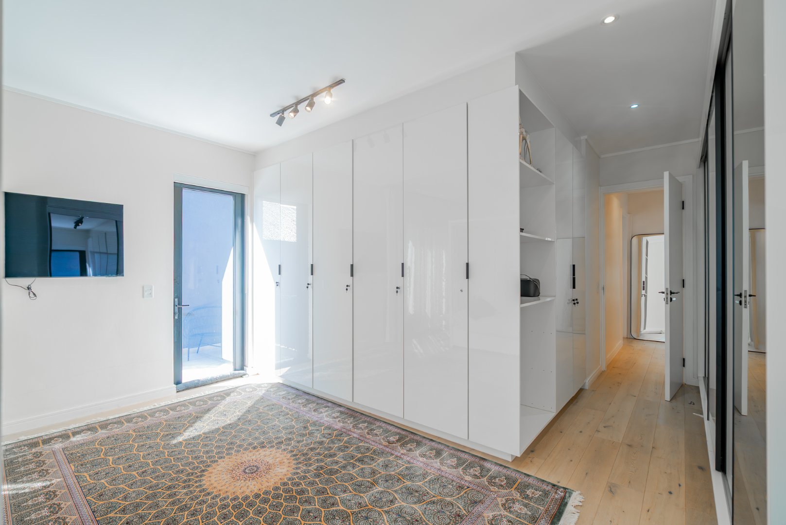 Ultra-Luxury 3 Bed Duplex Villa in Hyde Park | Pool, Staff Suite & Backup Power