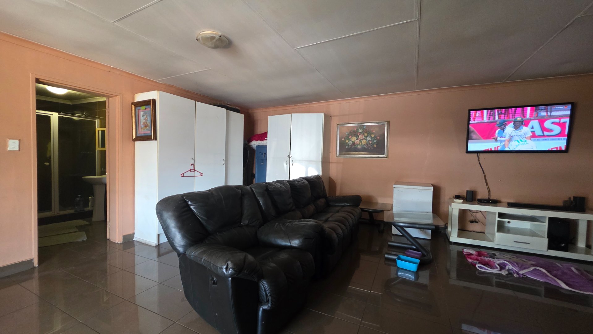 LOUNGE I FLAT 1