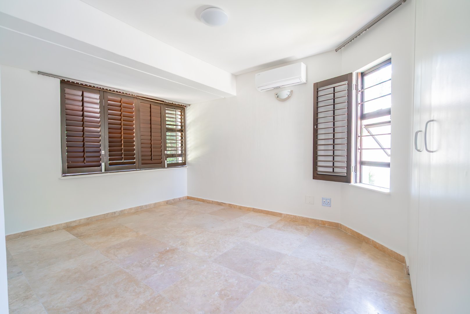 Grand Inanda Residence with Exceptional Bones – 1,003m² Under Roof on 1,859m² Stand