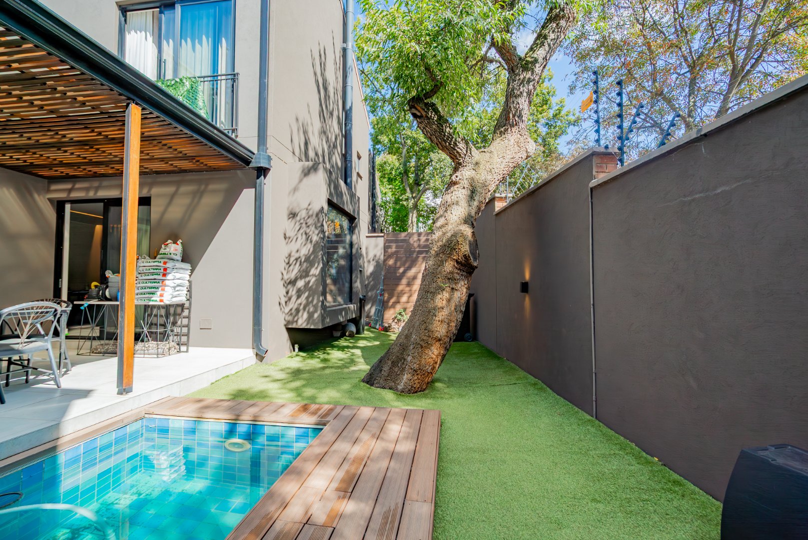 Ultra-Luxury 3 Bed Duplex Villa in Hyde Park | Pool, Staff Suite & Backup Power