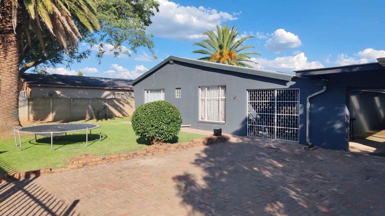SOLE MANDATE – Spacious 4-Bedroom Home with Pool & Excellent Entertainment Space