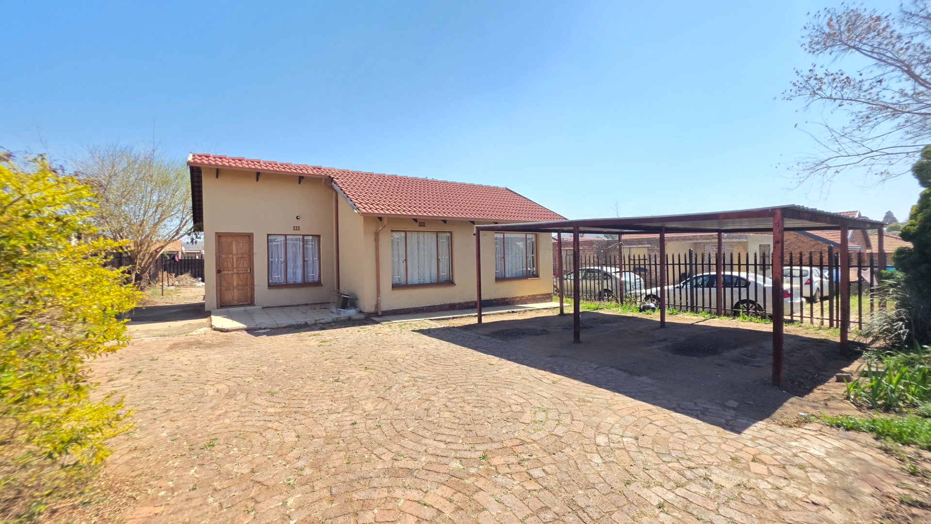 Chic Shalimar Ridge Home with Two Flatlet For Sale