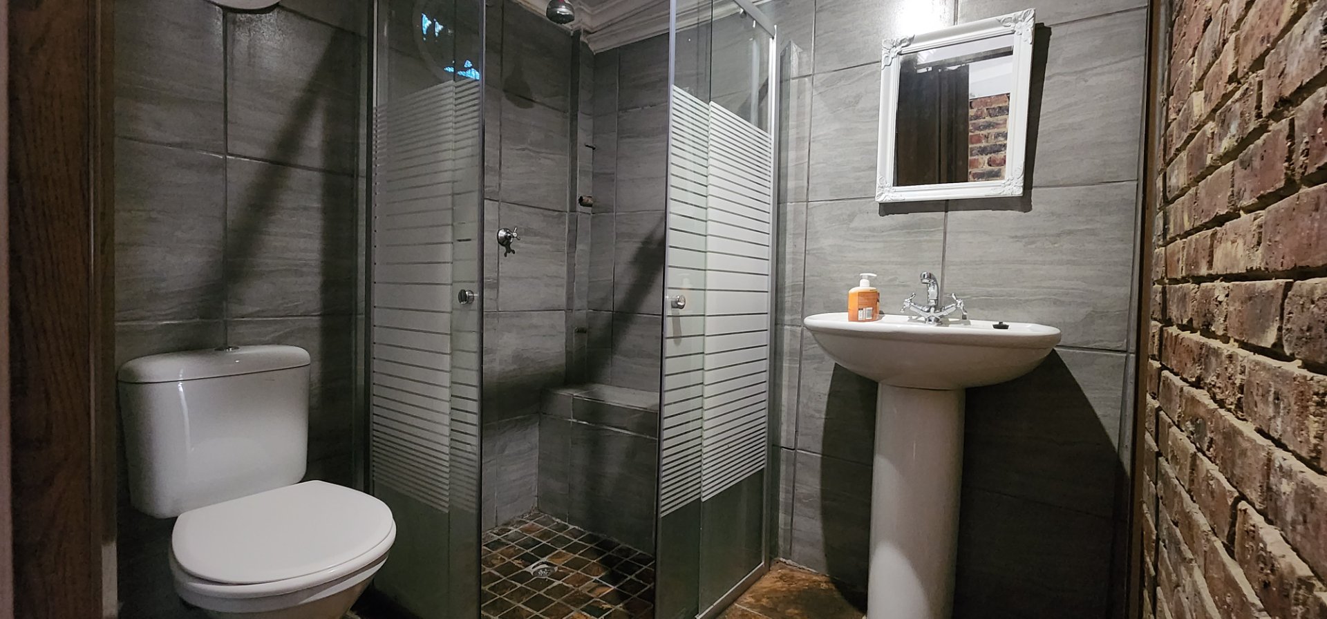 EN SUITE BATHROOM