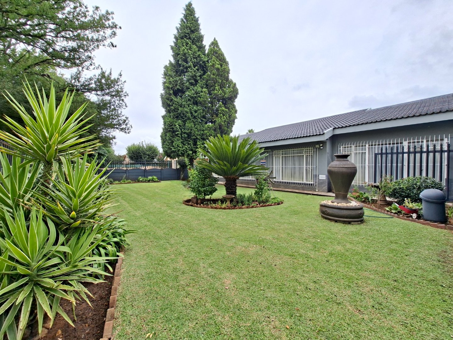 Spacious 4-Bedroom Family Home with Swimming Pool, Lapa, Boma, and Ample Parking.
