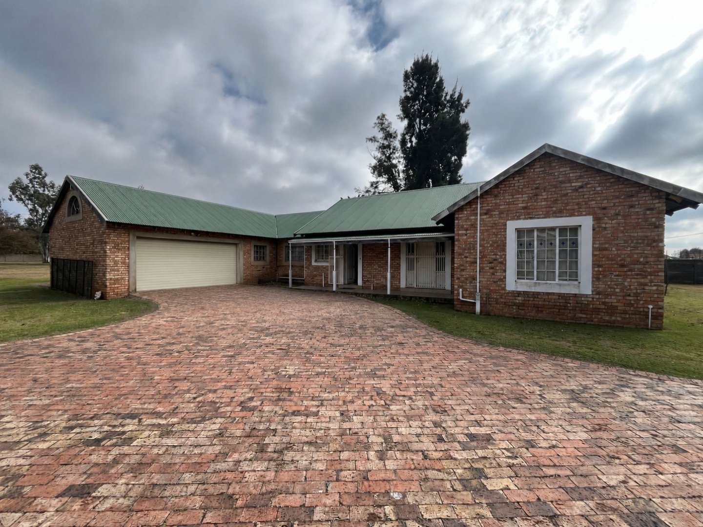 Spacious Henley on Klip Home with Borehole and Servants Quarters
