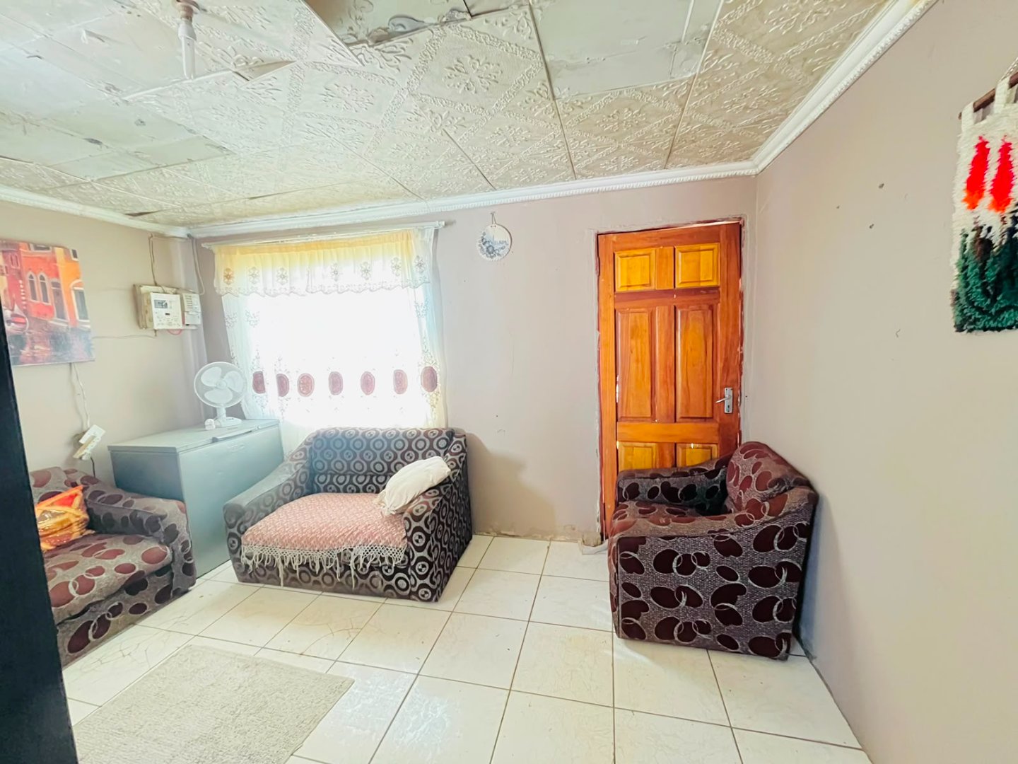 Affordable 2 Bedroom Home with Income-Generating Outside Room photo 5