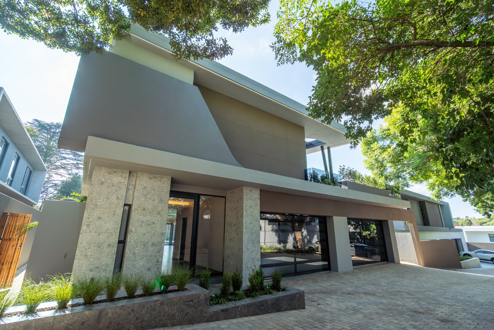Choose Your Finishes: 670 m² Villa Behind a Double Boom in Sandhurst