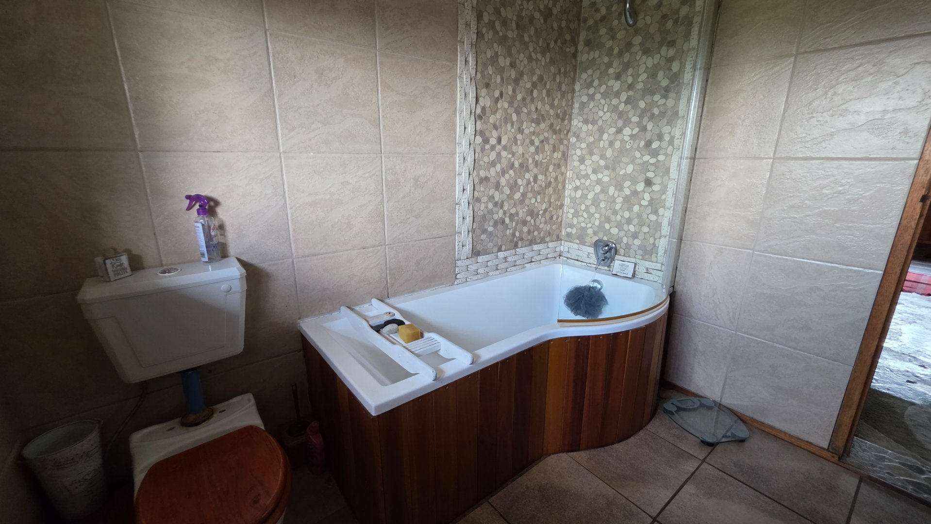 BATHROOM 1 IN MAIN HOUSE