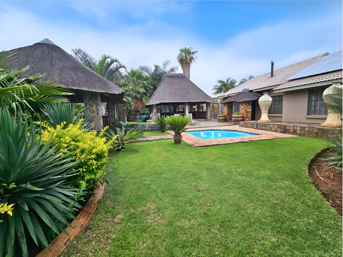 Beautiful Smallholding in Estate - Space, Sustainability & Style!