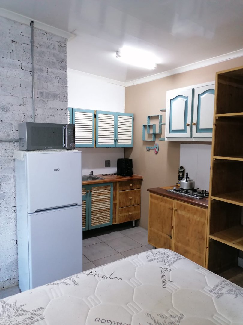 OPEN PLAN KITCHEN/BEDROOM