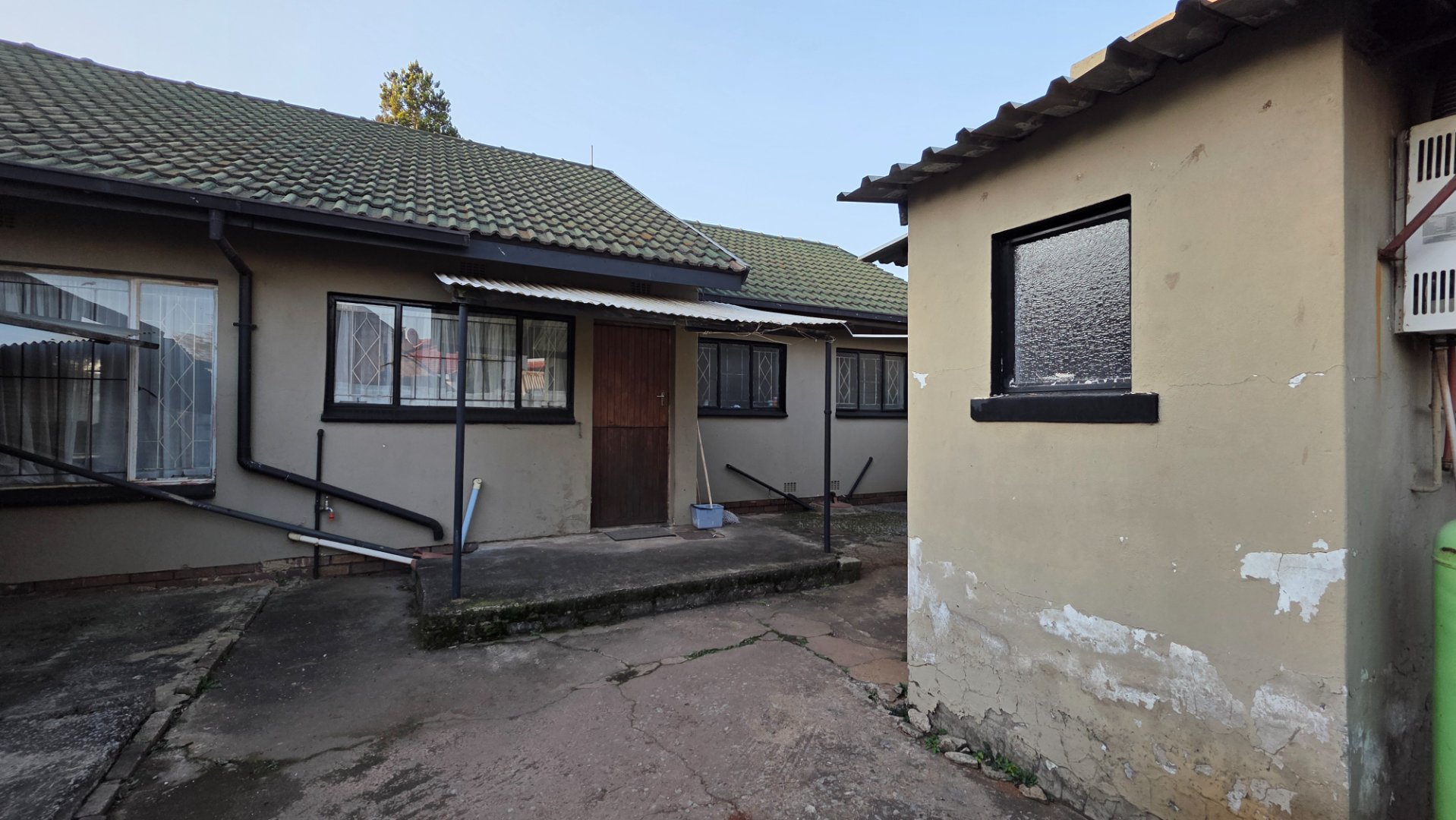 BACK YARD WITH GRANNY FLAT