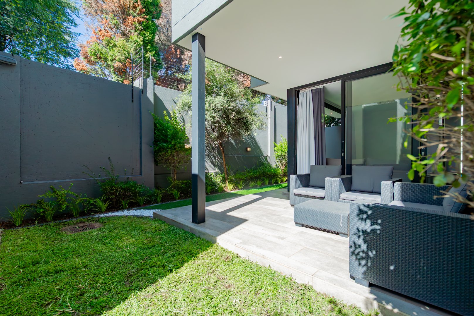 Modern 3 Bed Hyde Park Townhouse with Solar, PJ Lounge & Double Garage