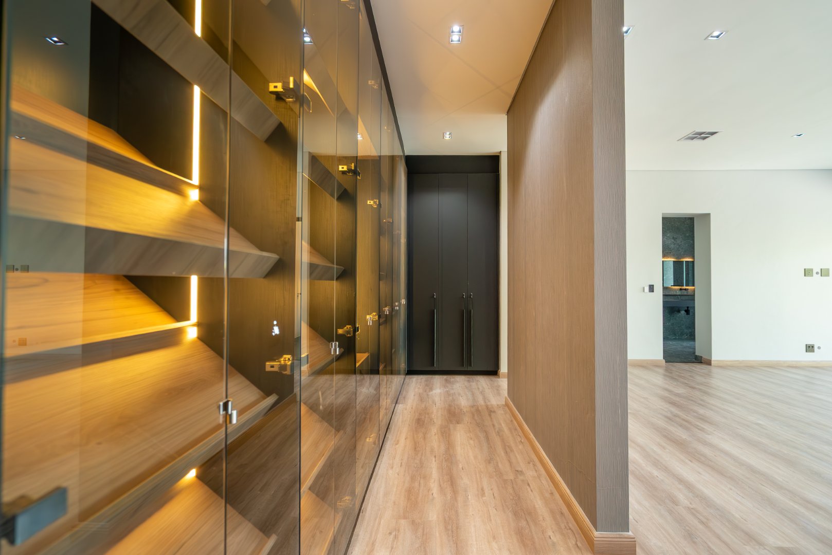Ultra Exclusive Hyde Park Cluster Living Move In Ready Luxury Residence