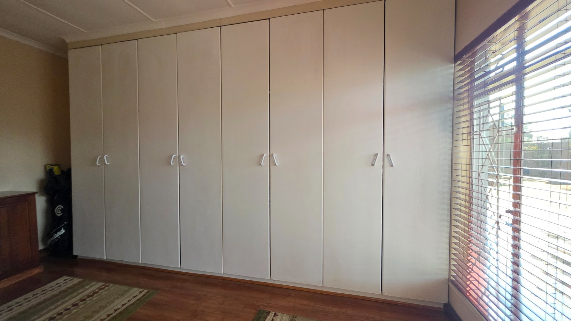 WALK IN CLOSET ATBEDROOM
