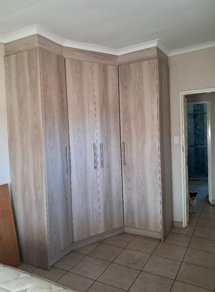 BEDROOM IN FLAT WITH CUPBOARDS