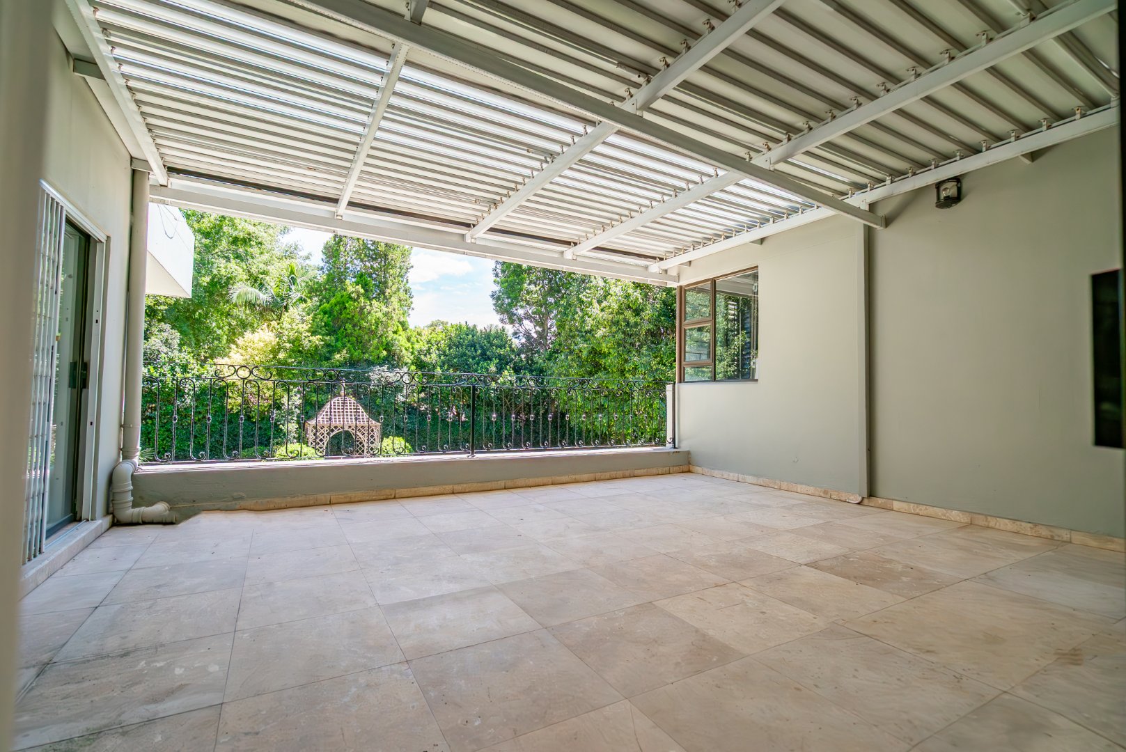 Grand Inanda Residence with Exceptional Bones – 1,003m² Under Roof on 1,859m² Stand