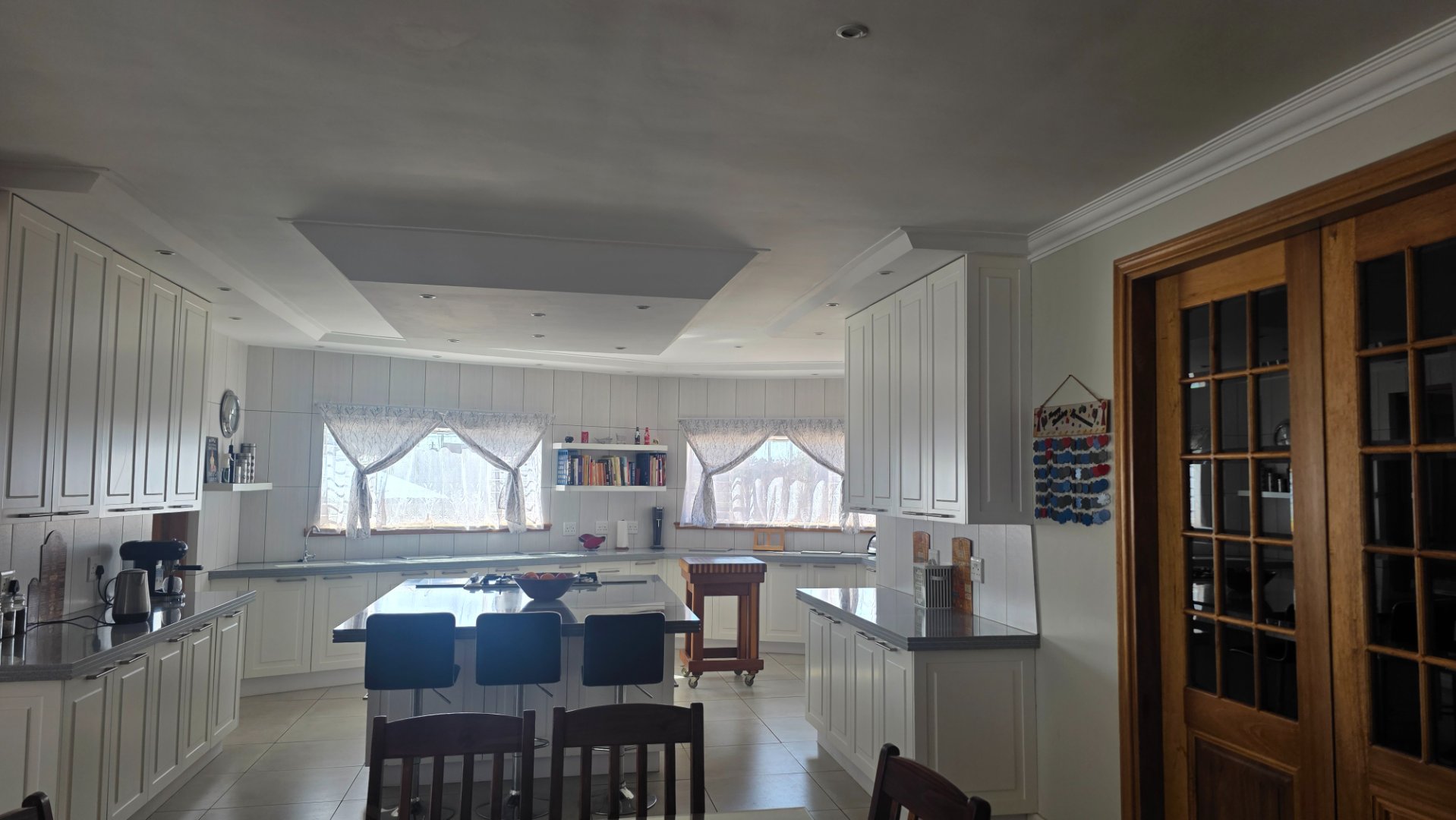 VIEW FROM DININGROOM TO KITCHEN