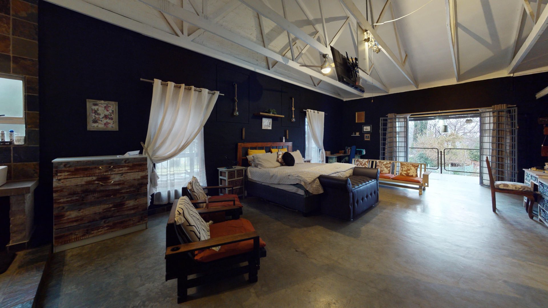MAIN BEDROOM
